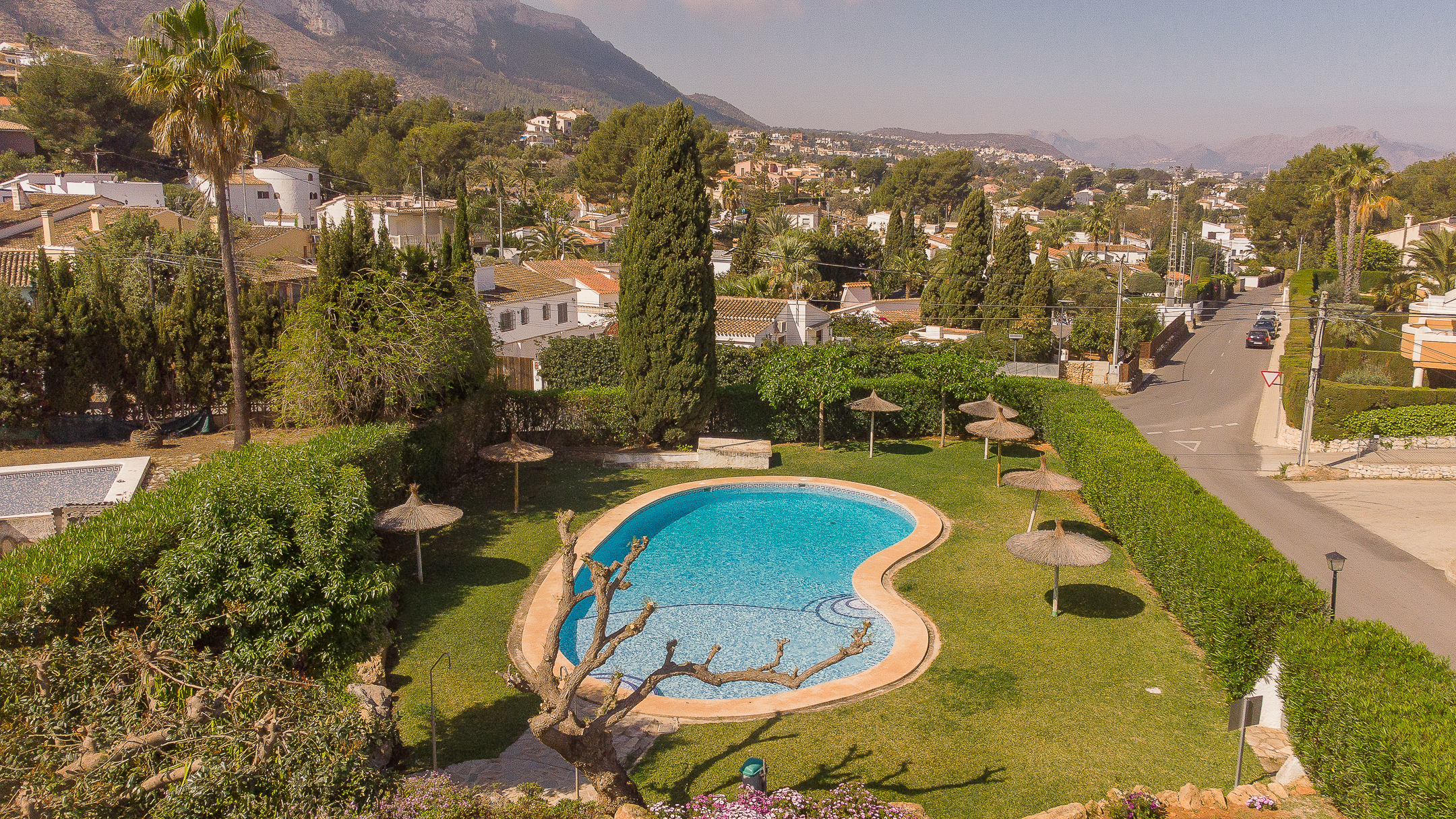 Vista aérea de la zona de la piscina en el apartamento Montesol en Dénia