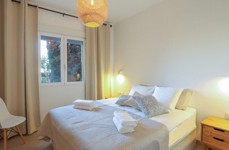 Bedroom with natural light at apartment Alquería Sol in Dénia