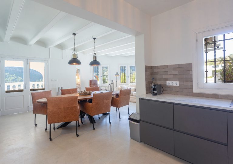 Kitchen and dining area at Villa Vino in Pedreguer