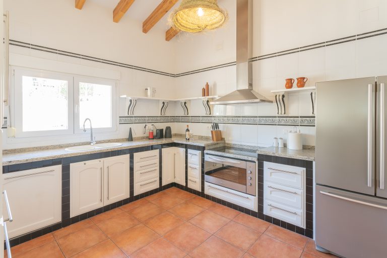 Kitchen with cabinets and appliances at Villa Casa Joni in Orba