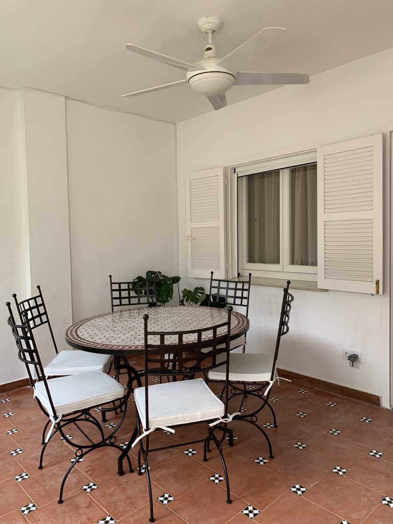 Dining area inside apartment Al Khalif 2 near Dénia