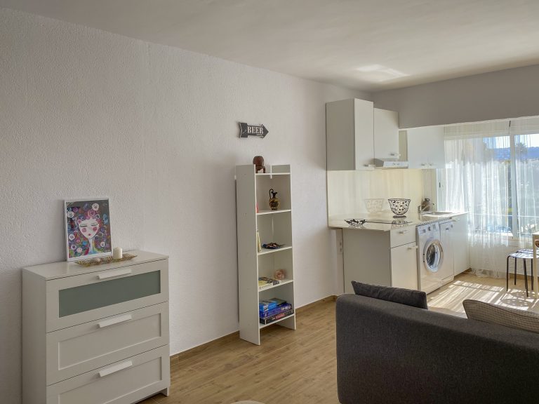 Living area with kitchen at apartment Retiro Sol A05 in Dénia