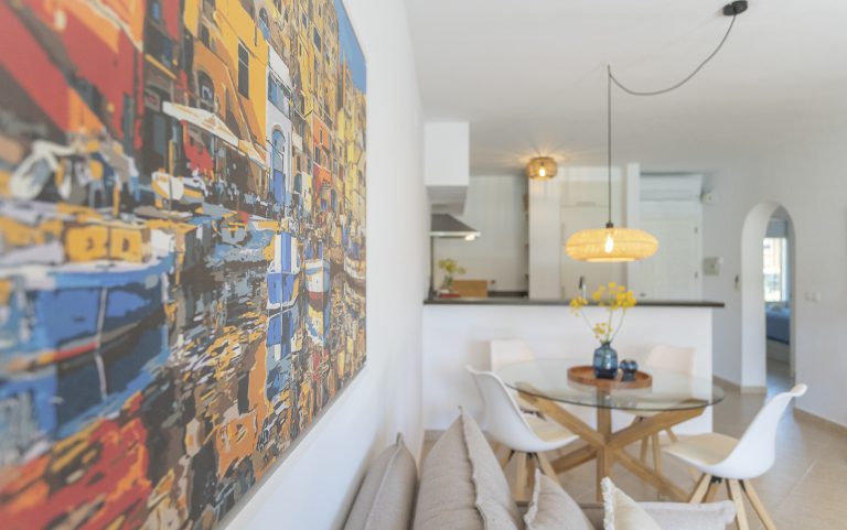Dining area with artwork at apartment Retiro Sol A1 in Dénia