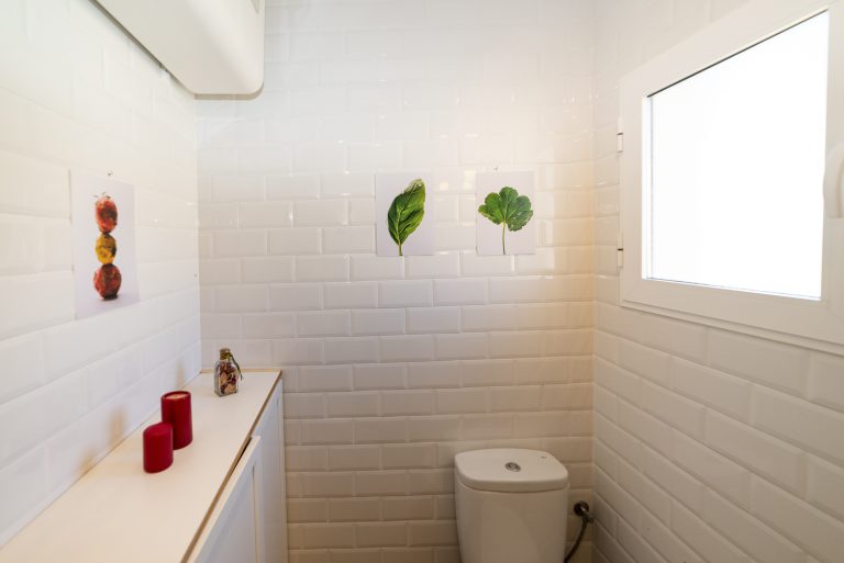Bathroom detail with wall decoration at apartment Retiro Sol A05 in Dénia
