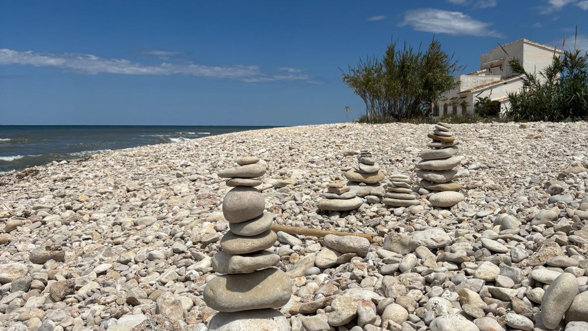 Els_Poblets_11_stone-balancing-pebble-beach_1920x1080_summer
